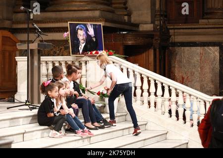 Etwa 6 Monate nach dem tod des französischen Rockstars Johnny Hallyday feiern 3 000 Menschen seinen 75.. Geburtstag in der Kirche von Madeleine Stockfoto