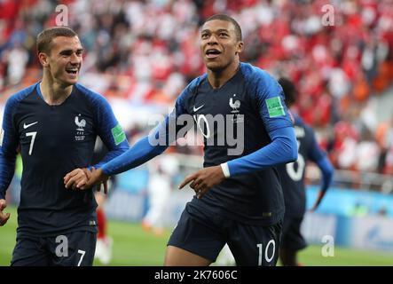 Der Franzose Kylian Mbappe feiert das erste Tor seiner Mannschaft während des Spiels Frankreich gegen Peru FIFA Fußball-Weltmeisterschaft 2018 in der Gruppe C in der Ekaterinburg Arena Stockfoto