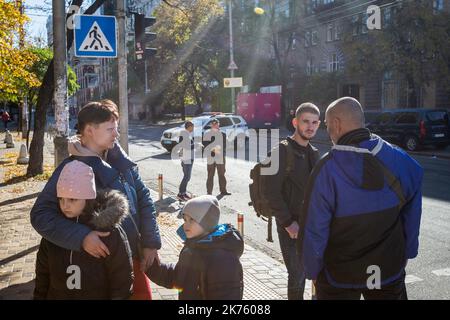 Kiew, Ukraine. 17. Oktober 2022. Menschen stehen in der Nähe des Standorts der Explosion als Folge eines Drohnenangriffs, der von den lokalen Behörden als vom Iran hergestellte unbemannte Luftfahrzeuge (UAVs) Shahed-136 bezeichnet wird, im Zentrum von Kiew. Bei einem Drohnenangriff auf ein Wohnhaus in Kiew wurden mindestens vier Menschen getötet. (Foto von Oleksii Chumachenko/SOPA Images/Sipa USA) Quelle: SIPA USA/Alamy Live News Stockfoto