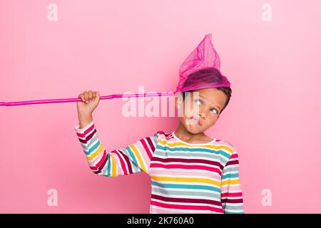 Foto von gesinnten niedlichen Jungen gestreiften Pullover aussehen leeren Raum kreativen Plan Idee hmm betrachten isoliert auf rosa Hintergrund Stockfoto