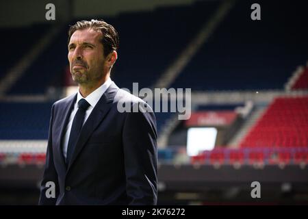 Pressekonferenz zur Vorstellung des neuen Spielers aus Paris Saint Germain (PSG), des ehemaligen Juventus und des italienischen Torwarts Gianluigi Buffon (L), am 9.. Juli 2018 in Paris. Stockfoto