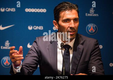 Pressekonferenz zur Vorstellung des neuen Spielers aus Paris Saint Germain (PSG), des ehemaligen Juventus und des italienischen Torwarts Gianluigi Buffon, am 9.. Juli 2018 in Paris. Stockfoto