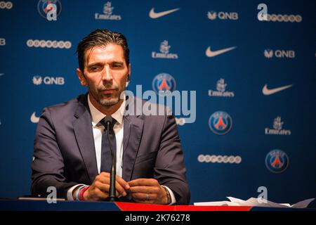 Pressekonferenz zur Vorstellung des neuen Spielers aus Paris Saint Germain (PSG), des ehemaligen Juventus und des italienischen Torwarts Gianluigi Buffon, am 9.. Juli 2018 in Paris. Stockfoto