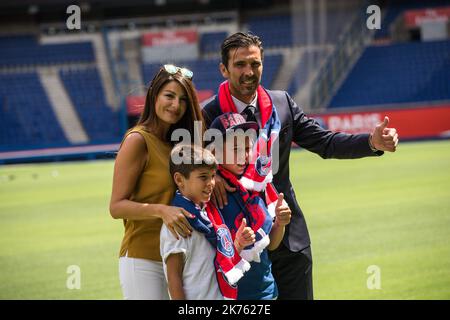 Pressekonferenz zur Vorstellung des neuen Spielers aus Paris Saint Germain (PSG), des ehemaligen Juventus und des italienischen Torwarts Gianluigi Buffon und seiner Familie am 9.. Juli 2018 in Paris. Stockfoto