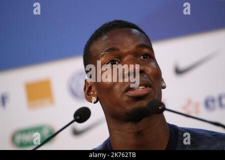 Frankreichs Mittelfeldspieler Paul Pogba zeigt sich am 12. Juli 2018 bei einer Pressekonferenz im Pressezentrum in Istra, westlich von Moskau, im Vorfeld des Fußballfinalspiels Russland 2018 gegen Kroatien. Stockfoto