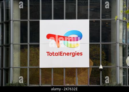 Paris, Frankreich. 16. Oktober 2022. Blick auf den Hauptturm der TotalEnergies-Gruppe in Paris. (Foto von Denis Thaust/SOPA Images/Sipa USA) Quelle: SIPA USA/Alamy Live News Stockfoto