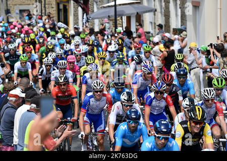 Das Hauptfeld während der Etappe 7 der Tour de France zwischen Fougeres und Chartres am 13. Juli 2018. Stockfoto
