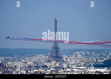 Am 14. Juli 2018 fliegen Flugzeuge am Eiffelturm während des Bastille-Tages in Paris, Frankreich, vorbei Stockfoto