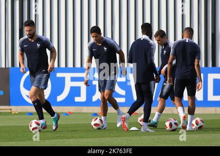 Der Franzose Olivier Giroud, Raphael Varane, Samuel Umtiti, Antoine Griezmann und Kylian Mbappe während eines Trainings vor dem WM-Finale gegen Kroatien Stockfoto