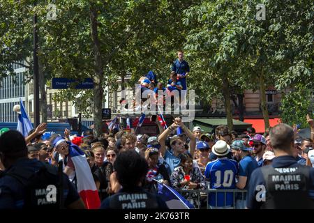 Des Fans français dans la Fan Zone du CHAMP de Mars lors de la finale de la Coupe du monde de Football 2018 .Französische Fans in der Fanzone des CHAMP de Mars beim Finale der FIFA-Weltmeisterschaft 2018 am 15 2018. Juli.NUR FRANKREICH Stockfoto