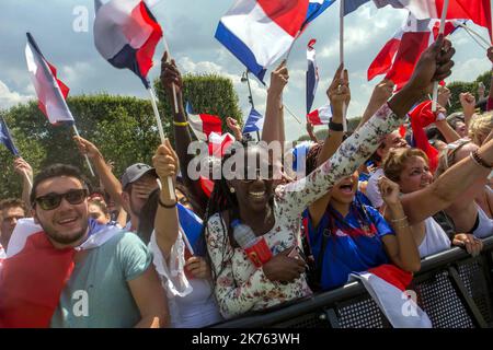 Des Fans français dans la Fan Zone du CHAMP de Mars lors de la finale de la Coupe du monde de Football 2018 .Französische Fans in der Fanzone des CHAMP de Mars beim Finale der FIFA-Weltmeisterschaft 2018 am 15 2018. Juli.NUR FRANKREICH Stockfoto