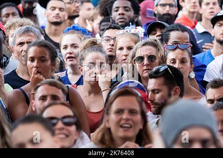 Christophe Morin / IP3 . Französische Fans schauen in eine Bar, das Finale der Fußball-Weltmeisterschaft 2018 zwischen Frankreich und Kroatien, in Paris, Frankreich, am 15.. Juli 2018. Stockfoto