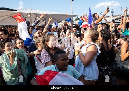 Christophe Morin / IP3 . Die französischen Fans feiern den französischen Sieg am Ende des Finales der Fußball-Weltmeisterschaft 2018 zwischen Frankreich und Kroatien am 15.. Juli 2018 in Paris, Frankreich. Stockfoto