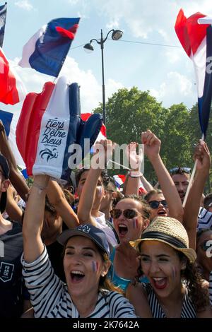 Des Fans français dans la Fan Zone du CHAMP de Mars lors de la finale de la Coupe du monde de Football 2018 .Französische Fans in der Fanzone des CHAMP de Mars beim Finale der FIFA-Weltmeisterschaft 2018 am 15 2018. Juli.NUR FRANKREICH Stockfoto