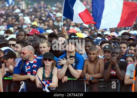 Des Fans français dans la Fan Zone du CHAMP de Mars lors de la finale de la Coupe du monde de Football 2018 .Französische Fans in der Fanzone des CHAMP de Mars beim Finale der FIFA-Weltmeisterschaft 2018 am 15 2018. Juli.NUR FRANKREICH Stockfoto