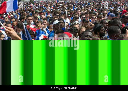 Des Fans français dans la Fan Zone du CHAMP de Mars lors de la finale de la Coupe du monde de Football 2018 .Französische Fans in der Fanzone des CHAMP de Mars beim Finale der FIFA-Weltmeisterschaft 2018 am 15 2018. Juli.NUR FRANKREICH Stockfoto