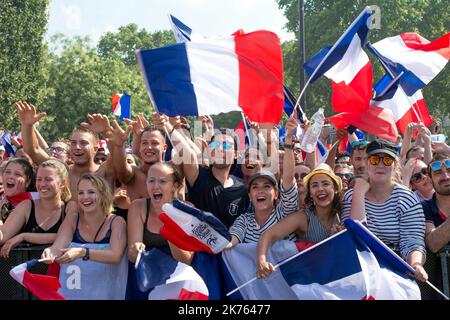 Des Fans français dans la Fan Zone du CHAMP de Mars lors de la finale de la Coupe du monde de Football 2018 .Französische Fans in der Fanzone des CHAMP de Mars beim Finale der FIFA-Weltmeisterschaft 2018 am 15 2018. Juli.NUR FRANKREICH Stockfoto