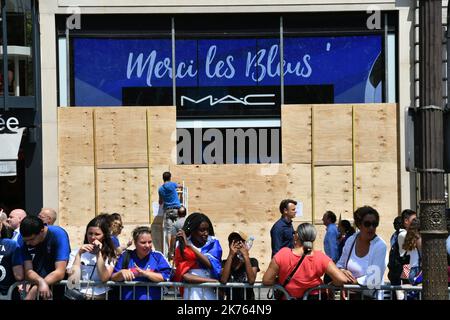 Frankreich-Fans feiern, nachdem die französische Nationalmannschaft am 15. Juli 2018 das Finale der Weltmeisterschaft 2018 gewonnen hat.©PHOTOPQR/VOIX DU Nord - 16 juillet 2018 Ambiance France Paris Champion du monde sur les champs Ã‰lysÃ©e . LA VOIX DU NORD FOTOS PASCAL BONNIERE *** ORTSÜBERSCHRIFT *** Stockfoto