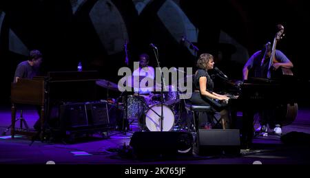 Norah Jones spielt live in Perpignan, Frankreich Stockfoto