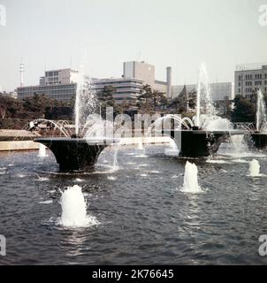 Ein Vintage-Farbfoto aus dem Jahr 1967, das den Brunnen „seine kaiserliche Hoheit Prinz Akihito“ im Kaiserpalast in Tokio, Japan, zeigt. Stockfoto