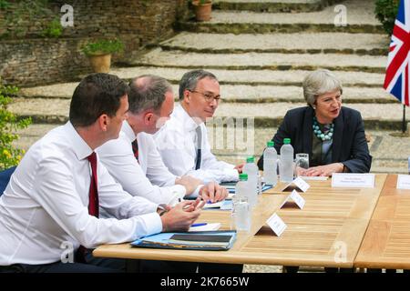 Die britische Premierministerin Theresa May als Stabschefin des britischen Premierministers Gavin Barwell, der englische Botschafter in Frankreich Edward Llewellyn und der britische Botschafter Jean-Pierre Jouyet (R) am 3. August 2018 im Fort de Bregancon in Bormes-les-Mimosas, Südfrankreich. May hat ihren Feiertag für das Treffen beim Sommerrefugium des französischen Präsidenten gekürzt Stockfoto