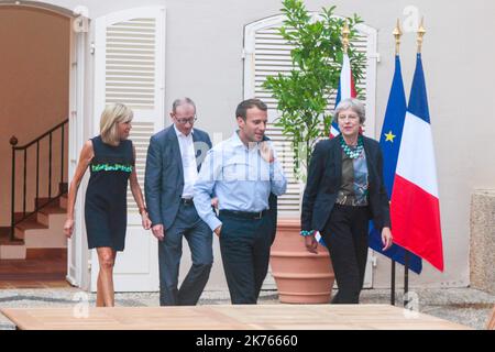 Der französische Präsident Emmanuel Macron (2. R) und seine Frau Brigitte Macron (L) gehen mit der britischen Premierministerin Theresa May (R) und ihrem Mann Philip May vor ihrem Abendessen in der offiziellen Sommerresidenz des französischen Präsidenten, dem Fort de Bregancon, in B, zusammen Stockfoto