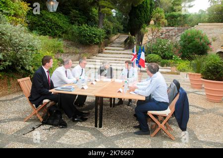 (L-R) der britische Premierminister Olly Robbins, der Stabschef des britischen Premierministers Gavin Barwell, der englische Botschafter in Frankreich Edward Llewellyn, die britische Premierministerin Theresa May, der französische Präsident Emmanuel Macron, der britische Botschafter Jean-Pierre Jouyet, Der französische diplomatische Junior-Berater Aurelien Lechevallier und der französische Berater für europäische Angelegenheiten und G20 Clement Beaune treffen sich am 3. August 2018 im Fort de Bregancon in Bormes-les-Mimosas, Südfrankreich. May hat ihren Feiertag für das Treffen beim Sommerrefugium des französischen Präsidenten gekürzt. Stockfoto