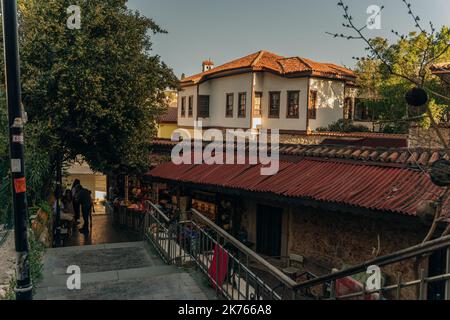 Schöne Straße in Kaleici mit Boutiquen bei Sonnenuntergang, beliebtes Touristenziel in der Türkei - dez, 2021. Hochwertige Fotos Stockfoto