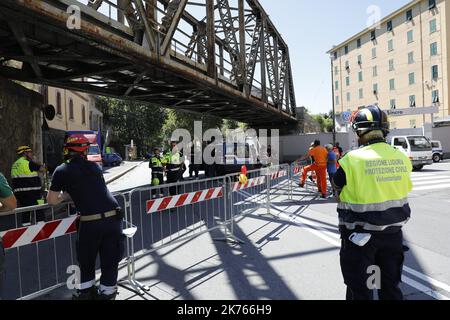 Eine eingestürzte Brücke über die Autobahn A10 in Genua, Italien, 14. August 2018. Es wird angenommen, dass mindestens 30 Menschen bei einem großen Teil des Viadukts von Morandi, auf dem die Autobahn A10 verläuft, am Dienstag in Genua eingestürzt sind, ums Leben gekommen sind. Stockfoto