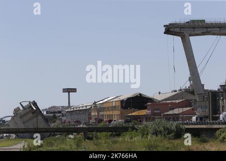 Eine eingestürzte Brücke über die Autobahn A10 in Genua, Italien, 14. August 2018. Es wird angenommen, dass mindestens 30 Menschen bei einem großen Teil des Viadukts von Morandi, auf dem die Autobahn A10 verläuft, am Dienstag in Genua eingestürzt sind, ums Leben gekommen sind. Stockfoto