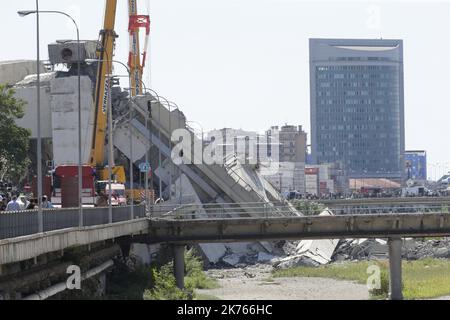 Eine eingestürzte Brücke über die Autobahn A10 in Genua, Italien, 14. August 2018. Es wird angenommen, dass mindestens 30 Menschen bei einem großen Teil des Viadukts von Morandi, auf dem die Autobahn A10 verläuft, am Dienstag in Genua eingestürzt sind, ums Leben gekommen sind. Stockfoto