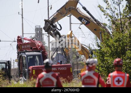 Eine eingestürzte Brücke über die Autobahn A10 in Genua, Italien, 14. August 2018. Es wird angenommen, dass mindestens 30 Menschen bei einem großen Teil des Viadukts von Morandi, auf dem die Autobahn A10 verläuft, am Dienstag in Genua eingestürzt sind, ums Leben gekommen sind. Stockfoto