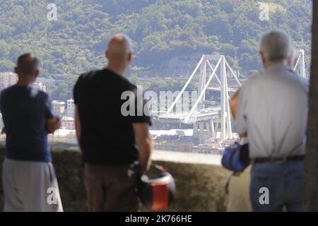 Eine eingestürzte Brücke über die Autobahn A10 in Genua, Italien, 14. August 2018. Es wird angenommen, dass mindestens 30 Menschen bei einem großen Teil des Viadukts von Morandi, auf dem die Autobahn A10 verläuft, am Dienstag in Genua eingestürzt sind, ums Leben gekommen sind. Stockfoto