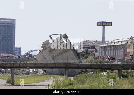 Eine eingestürzte Brücke über die Autobahn A10 in Genua, Italien, 14. August 2018. Es wird angenommen, dass mindestens 30 Menschen bei einem großen Teil des Viadukts von Morandi, auf dem die Autobahn A10 verläuft, am Dienstag in Genua eingestürzt sind, ums Leben gekommen sind. Stockfoto