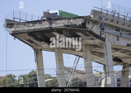 Eine eingestürzte Brücke über die Autobahn A10 in Genua, Italien, 14. August 2018. Es wird angenommen, dass mindestens 30 Menschen bei einem großen Teil des Viadukts von Morandi, auf dem die Autobahn A10 verläuft, am Dienstag in Genua eingestürzt sind, ums Leben gekommen sind. Stockfoto