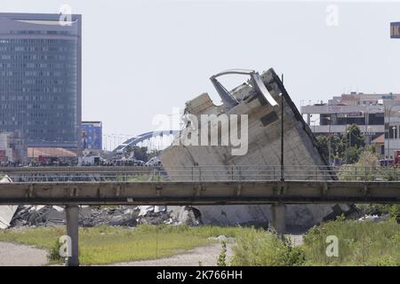 Eine eingestürzte Brücke über die Autobahn A10 in Genua, Italien, 14. August 2018. Es wird angenommen, dass mindestens 30 Menschen bei einem großen Teil des Viadukts von Morandi, auf dem die Autobahn A10 verläuft, am Dienstag in Genua eingestürzt sind, ums Leben gekommen sind. Stockfoto