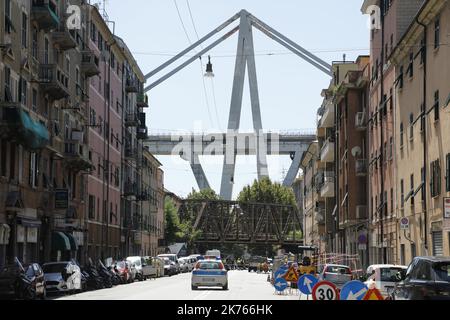 Eine eingestürzte Brücke über die Autobahn A10 in Genua, Italien, 14. August 2018. Es wird angenommen, dass mindestens 30 Menschen bei einem großen Teil des Viadukts von Morandi, auf dem die Autobahn A10 verläuft, am Dienstag in Genua eingestürzt sind, ums Leben gekommen sind. Stockfoto