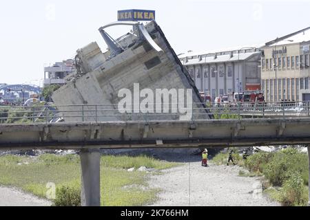 Eine eingestürzte Brücke über die Autobahn A10 in Genua, Italien, 14. August 2018. Es wird angenommen, dass mindestens 30 Menschen bei einem großen Teil des Viadukts von Morandi, auf dem die Autobahn A10 verläuft, am Dienstag in Genua eingestürzt sind, ums Leben gekommen sind. Stockfoto