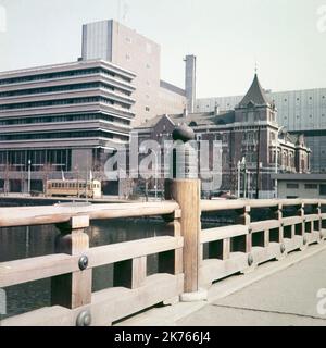 Ein Vintage-Farbfoto aus dem Jahr 1967, das den Marunouchi-Bezirk von Tokio in Japan zeigt. Stockfoto