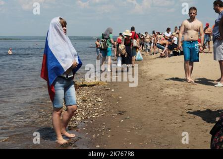 Fußball - Weltmeisterschaft 2018. Russische Fans ruhen sich vor dem Spiel der Gruppe A - Uruguay gegen Russland - Samara Arena, Samara, Russland - 25. Juni 2018 am Strand aus Stockfoto