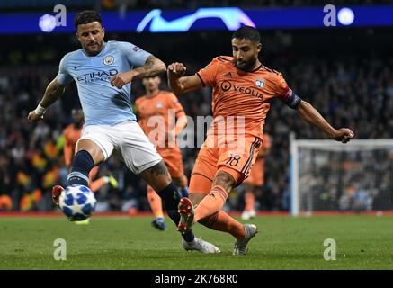 Kyle Walker von Manchester City (links) und Nabil Fekir von Lyon kämpfen während des UEFA Champions League Group F-Spiels zwischen Manchester United und Lyon am 19. September 2018 um den Ball. Stockfoto