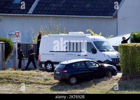 Die Polizei durchsucht das Haus und den Garten von Michel Fourniret. Der französische Serienmörder, der gestand, elf Menschen getötet zu haben Stockfoto