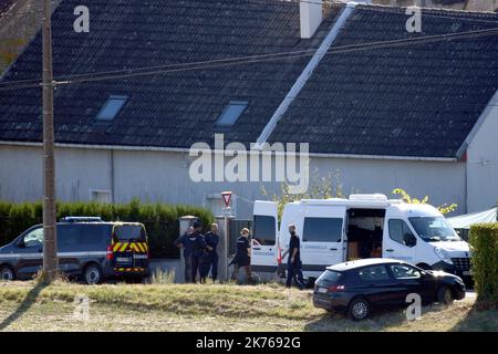 Die Polizei durchsucht das Haus und den Garten von Michel Fourniret. Der französische Serienmörder, der gestand, elf Menschen getötet zu haben Stockfoto