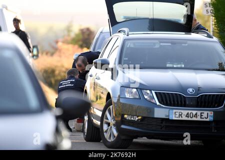 Die Polizei durchsucht das Haus und den Garten von Michel Fourniret. Der französische Serienmörder, der gestand, elf Menschen getötet zu haben Stockfoto