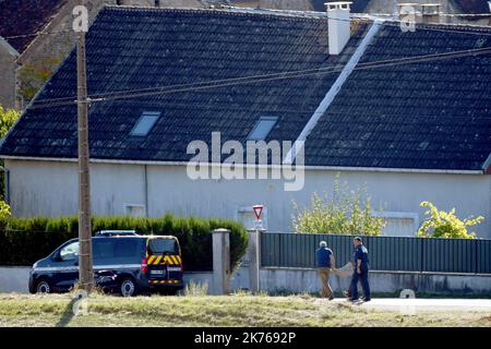 Die Polizei durchsucht das Haus und den Garten von Michel Fourniret. Der französische Serienmörder, der gestand, elf Menschen getötet zu haben Stockfoto