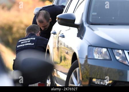 Die Polizei durchsucht das Haus und den Garten von Michel Fourniret. Der französische Serienmörder, der gestand, elf Menschen getötet zu haben Stockfoto