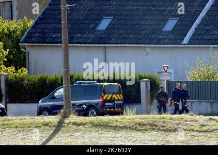 Die Polizei durchsucht das Haus und den Garten von Michel Fourniret. Der französische Serienmörder, der gestand, elf Menschen getötet zu haben Stockfoto