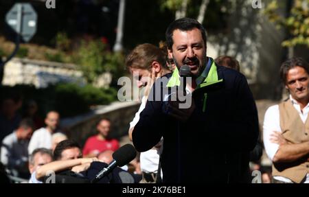 Der italienische Innenminister Matteo Salvini (Lega) besucht das Trentino und hält eine Rede in Mezzocorona, 2 Tage vor den Provinzwahlen im Trentino, Norditalien, am 19. Oktober 2018. Stockfoto