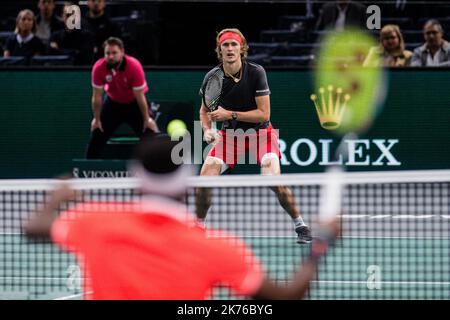 Alexander Zverev aus Deutschland spielt eine Vorhand gegen Frances Tiafoe aus den USA während des 2. Tages der Rolex Paris Masters, die am 31.. Oktober 2018 in der AccorHotels Arena in Paris, Frankreich, abgehalten wurde. Stockfoto