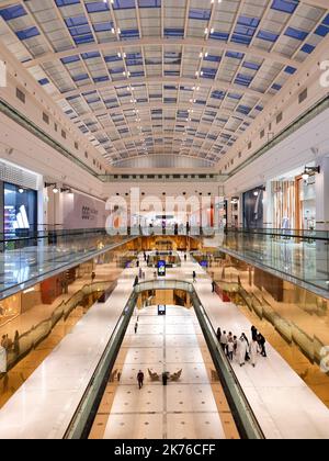 Place Vendôme Mall in Lusail City. Der Place Vendôme beherbergt 2 fünf-Sterne-Luxushotels mit Serviced Apartments und bis zu 600 verschiedenen Einzelhandelsgeschäften. Stockfoto